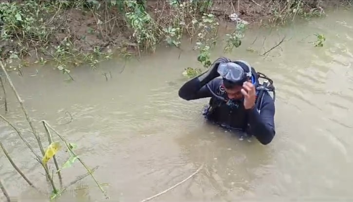 ২৪ ঘণ্টায়ও খোঁজ মেলেনি নৌকা ডুবিতে নিখোঁজ ছাত্রীর