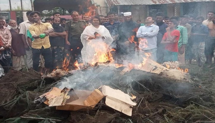 বারহাট্টায় নিষিদ্ধ জাল পুড়িয়ে ধ্বংস করল প্রশাসন