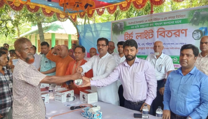 শেরপুরের ঝিনাইগাতীতে বন্য হাতি তাড়াতে টর্চ লাইট বিতরণ শেরপুরের ঝিনাইগাতীতে বন্য হাতি তাড়াতে টর্চ লাইট বিতরণ