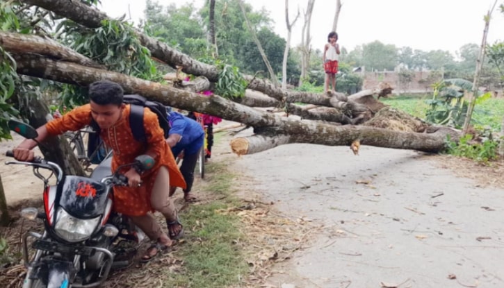 ১২ মিনিটের ঝড়ে লন্ডভন্ড ২০ গ্রাম, শিশুসহ ৩ জনের মৃত্যু ১২ মিনিটের ঝড়ে লন্ডভন্ড ২০ গ্রাম, শিশুসহ ৩ জনের মৃত্যু