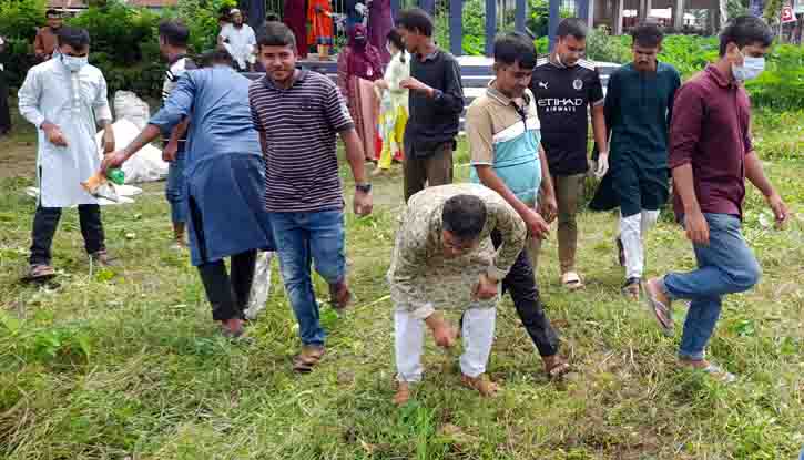 কেন্দুয়ায় ট্রাফিক ও পরিচ্ছন্নতা কাজ করছে শিক্ষার্থীরা