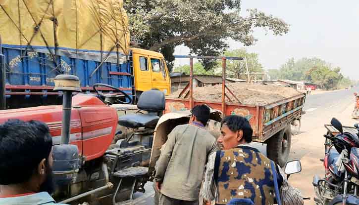 অবৈধভাবে বালু উত্তোলনের সময় ট্রাক ও ট্রাক্টর জব্দ