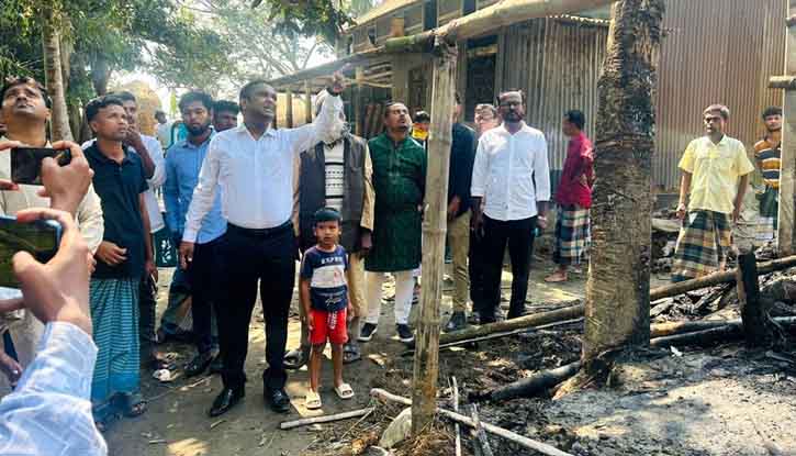 আটপাড়ায় অগ্নিকাণ্ডে ক্ষতিগ্রস্তদের পাশে ইউএনও