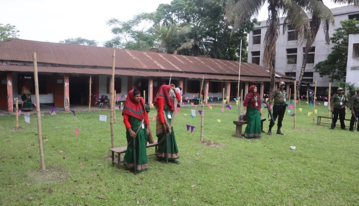 ফুলবাড়ীতে চলছে ভোট শুরুতে ভোটার উপস্থিতি কম