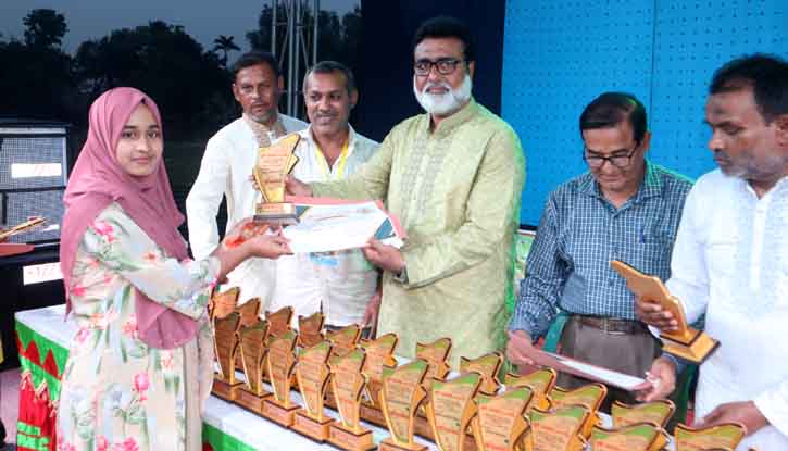 ফুলবাড়ীতে ৫৩ জন কৃতি শিক্ষার্থীকে সংবর্ধনা