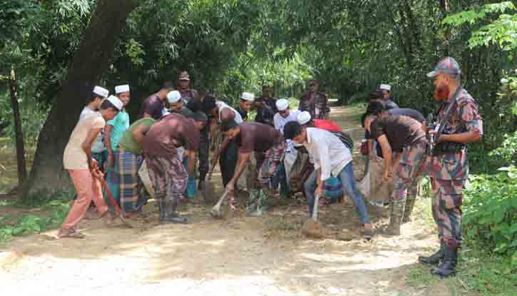 সীমান্তে গ্রামীণ রাস্তা বিজিবি ও ছাত্র সমাজের উদ্যোগে সংস্কার