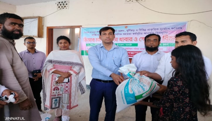 বারহাট্টায় জি.আর. চাল, শুকনা খাবার ও গো-খাদ্য বিতরণ বারহাট্টায় জি.আর. চাল, শুকনা খাবার ও গো-খাদ্য বিতরণ