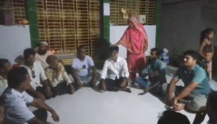 দুর্গাপুরে সংখ্যালঘুদের বাড়ি ও মন্দির পাহারায় বিএনপি নেতাকর্মীরা দুর্গাপুরে সংখ্যালঘুদের বাড়ি ও মন্দির পাহারায় বিএনপি নেতাকর্মীরা