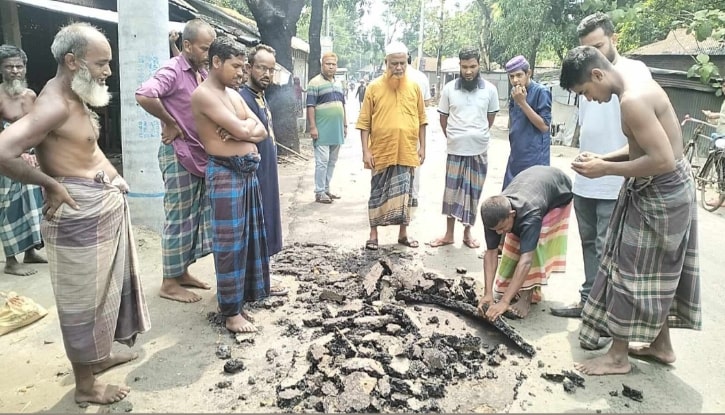শেরপুরে নিম্নমানের সড়ক নির্মাণের প্রতিবাদে মানববন্ধন