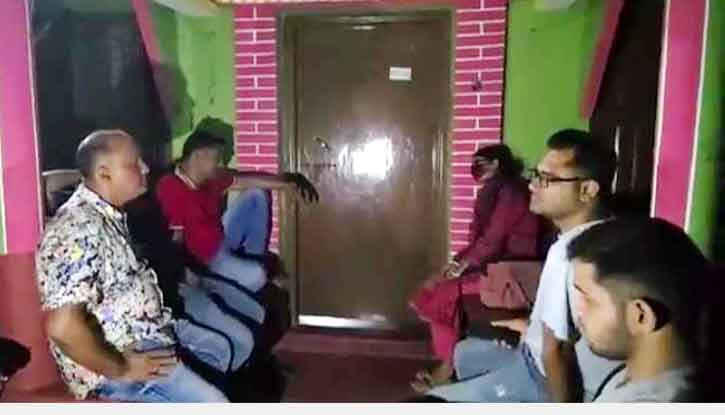 গলাচিপায় চম্পট দিল ছেলে পক্ষ স্ত্রীর দাবিতে এক তরুনীর অনশন গলাচিপায় চম্পট দিল ছেলে পক্ষ স্ত্রীর দাবিতে এক তরুনীর অনশন