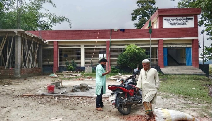 ক্লাশে শিক্ষকের চেয়ে শিক্ষার্থীর উপস্থিতি কম ক্লাশে শিক্ষকের চেয়ে শিক্ষার্থীর উপস্থিতি কম