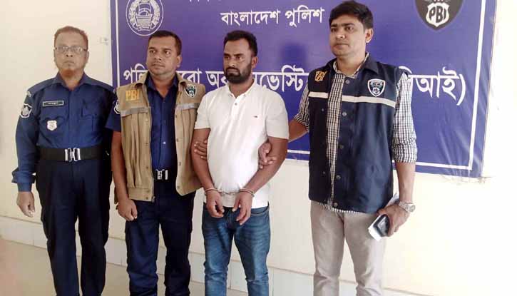 সেনা ও নৌবাহিনীর কর্মকর্তা পরিচয়ে প্রতারণা