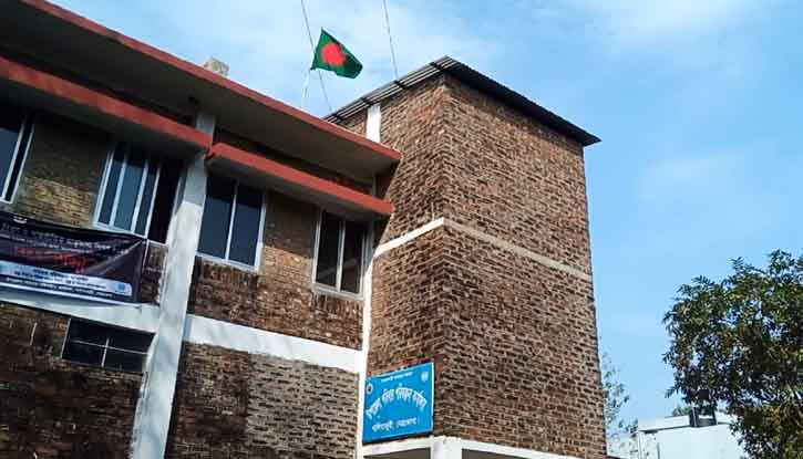 শহীদ দিবসের দুদিন পরেও অর্ধনমিত জাতীয় পতাকা শহীদ দিবসের দুদিন পরেও অর্ধনমিত জাতীয় পতাকা