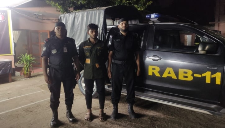 র্যাবের অভিযানে ৩০ কেজি গাঁজাসহ ১ মাদক ব্যবসায়ী গ্রেফতার র্যাবের অভিযানে ৩০ কেজি গাঁজাসহ ১ মাদক ব্যবসায়ী গ্রেফতার