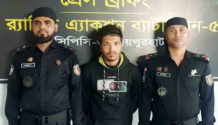 জয়পুরহাটে শিশু অপহরণকরী মানিক র্যাবের হাতে গ্রেফতার জয়পুরহাটে শিশু অপহরণকরী মানিক র্যাবের হাতে গ্রেফতার