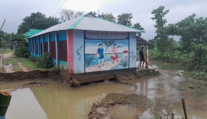 পাহাড়ি ঢলের পানিতে বিদ্যালয়ের একটি শ্রেণীকক্ষ ধসে গেছে