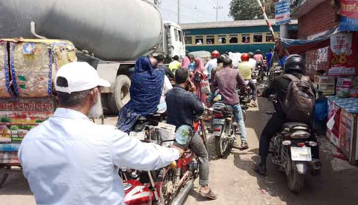 ফুলবাড়ী রেলগেটে তিব্র যানযট সৃষ্টি অতিষ্ট জনসাধারণের দাবি ফ্লাইওভ